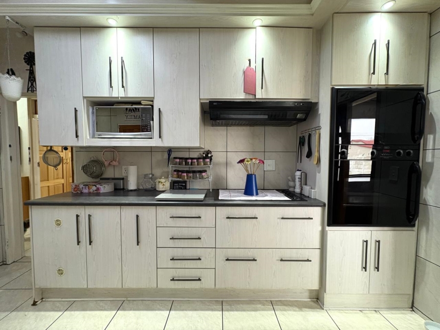 6 Bedroom Property for Sale in Lakeview Free State